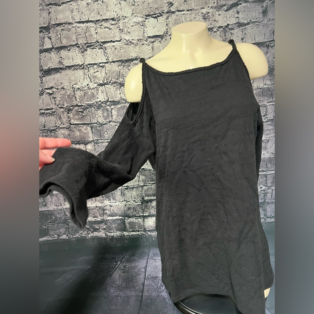 Textured cold shoulder top